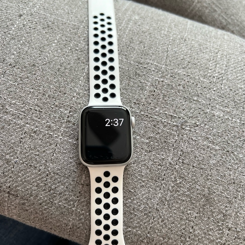 Series 4 Apple Nike Watch, comes with case, screen protector and charger.